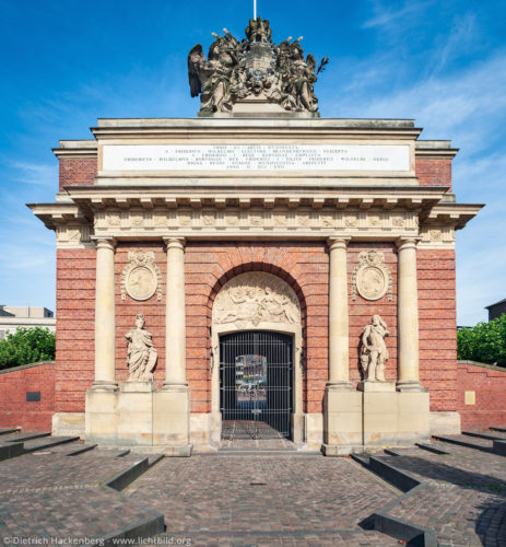 Berliner Tor Wesel - Als Wesel im Februar 1680 wieder an Brandenburg-Preußen fiel, plante der Große Kurfürst Friedrich Wilhelm I. unverzüglich einen weiteren Ausbau der Festung Wesel. Zwischen 1702 und 1741 wurden die Arbeiten an der Festung vom Hofbaumeister Jean de Bodt geleitet. Nach seinen Plänen wurde das Berliner Tor 1718 bis 1722 im preußischen Barock errichtet. Foto © Dietrich Hackenberg