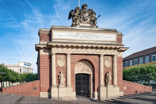 Berliner Tor Wesel - Als Wesel im Februar 1680 wieder an Brandenburg-Preußen fiel, plante der Große Kurfürst Friedrich Wilhelm I. unverzüglich einen weiteren Ausbau der Festung Wesel. Zwischen 1702 und 1741 wurden die Arbeiten an der Festung vom Hofbaumeister Jean de Bodt geleitet. Nach seinen Plänen wurde das Berliner Tor 1718 bis 1722 im preußischen Barock errichtet. Foto © Dietrich Hackenberg