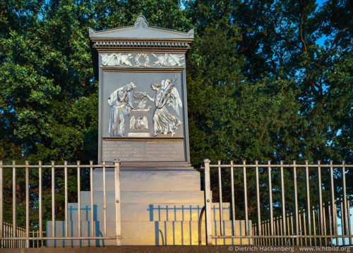 Denkmal für elf Schillsche Offiziere Lippewiesen Wesel - Nach dem Ende der Befreiungskriege 1815 initiierten preußische Soldaten die Errichtung eines Denkmals für die hingerichteten Offiziere auf der „Schillwiese“. Das von Karl Friedrich Schinkel entworfene klassizistische Erinnerungsmal war über ihrem Grabgewölbe platziert und wurde 1835 eingeweiht. Die Königliche Eisengießerei in Berlin hatte es aus Eisen von erbeuteten französischen Kanonen gefertigt. Foto © Dietrich Hackenberg