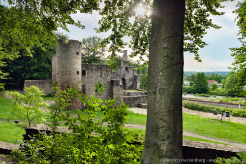 Ruine der Burg Hardenstein, Ruhr und Schleuse - Herbede - Am Südufer der Ruhr liegt die spätmittelalterliche Burg Hardenstein. Gegründet von demn aus dem Bergischen Land stammende Herrn von Hardenberg. Seit 2006 verkehrt die Ruhrtalfähre „Hardenstein“ an der Ruine. Ruine Hardenstein, Ruhr und im Hintergrund das Wärterhaus der Schleuse Herbede. Foto © Dietrich Hackenberg