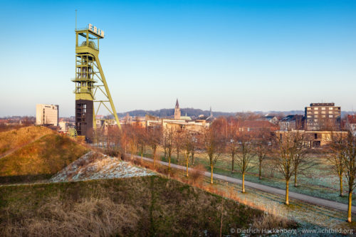 Panoramablick auf das Erin Gelände Castrop-Rauxel 16 Jahre nach der Stilllegung der Zeche Erin wurde auf Initiative eines Fördervereins das Stahlgerüst Erin 7 als erstes Fördergerüst Westfalens unter Denkmalschutz gestellt. Die Leuchtschrift »Erin« erinnert noch heute an die irische Heimat des Gründers der Zeche und bedeutet übersetzt „grüne Insel”. Foto © Dietrich Hackenberg