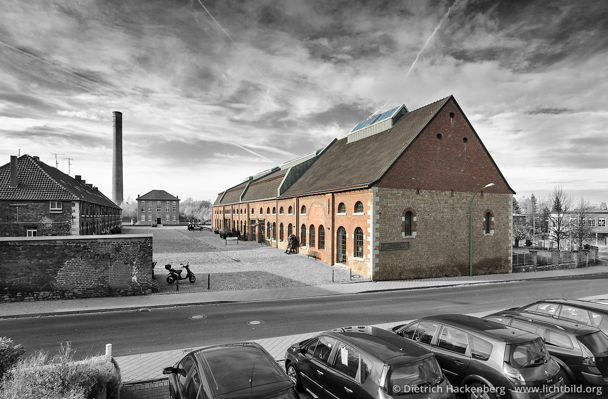 Zinkhuetter-Hof - Stolberg - Erinnerungsort farbig in schwarz-weißem Umfeld - bearbeitet für Webprojekt - Foto © Dietrich Hackenberg