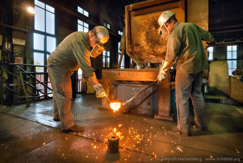Stahlwerk Proben ziehen - Stahlwerk - Foto © Dietrich Hackenberg
