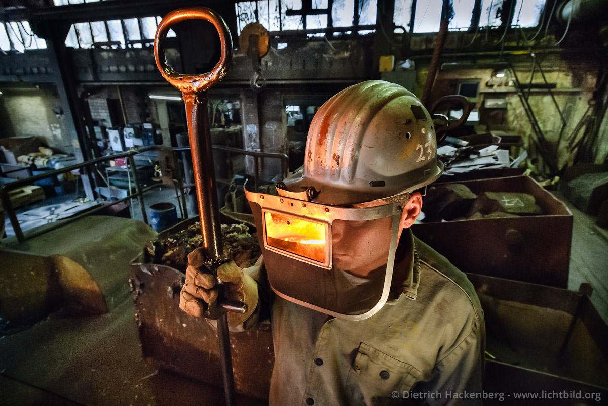 Spiegelnde Schutzbrille - Stahlwerk - Foto © Dietrich Hackenberg
