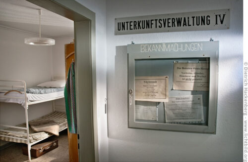 Nachgestellte Unterkunft im ehemaligen Dokumentationszentrum der Landesstelle in Massen. Foto © Dietrich Hackenberg
