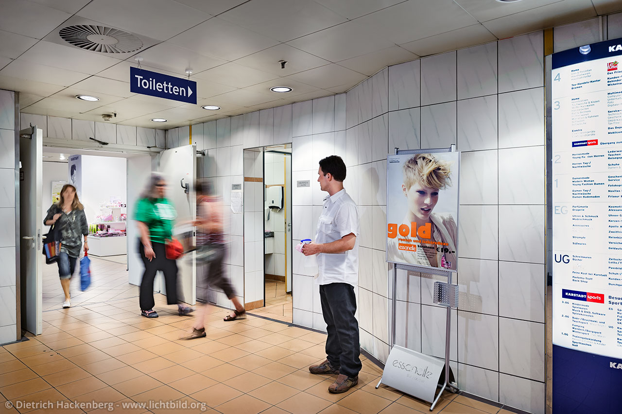 Toilettenanlage im Kaufhaus. Foto © Dietrich Hackenberg - lichtbild.org