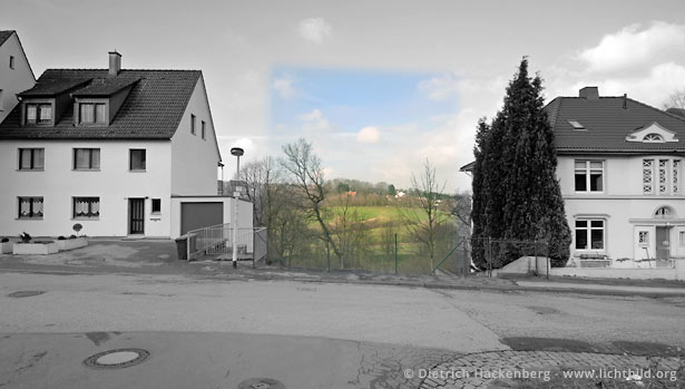 In der Unteren Wernerstraße klafft eine Lücke. Hier stand das Haus der Familie Genç. Es war eigentlich eine ganz normale "Gastarbeitergeschichte". Durmuş Genç kommt 1970 nach Deutschland. Er wohnt im Wohnheim und arbeitet im Akkord. Seine Frau folgt ihm drei Jahre später, ihre vier Kinder lässt sie zunächst in der Türkei, drei weitere werden in Solingen geboren. Mit dem Brandanschlag auf ihr Haus in der Unteren Wernerstraße in der Nacht zum 29. Mai 1993 ändert sich alles. Fünf Mitglieder der Familie kommen in den Flammen ums Leben. Sie werden Opfer rechtsradikaler Verblendung. Foto © Dietrich Hackenberg - lichtbild.org