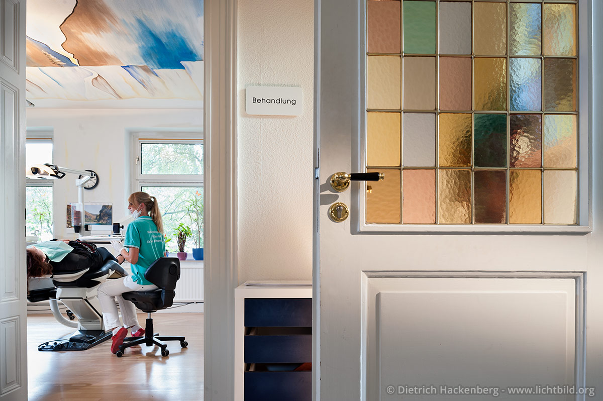 Blick durch die geöffnete Tür ins Behandlungszimmer