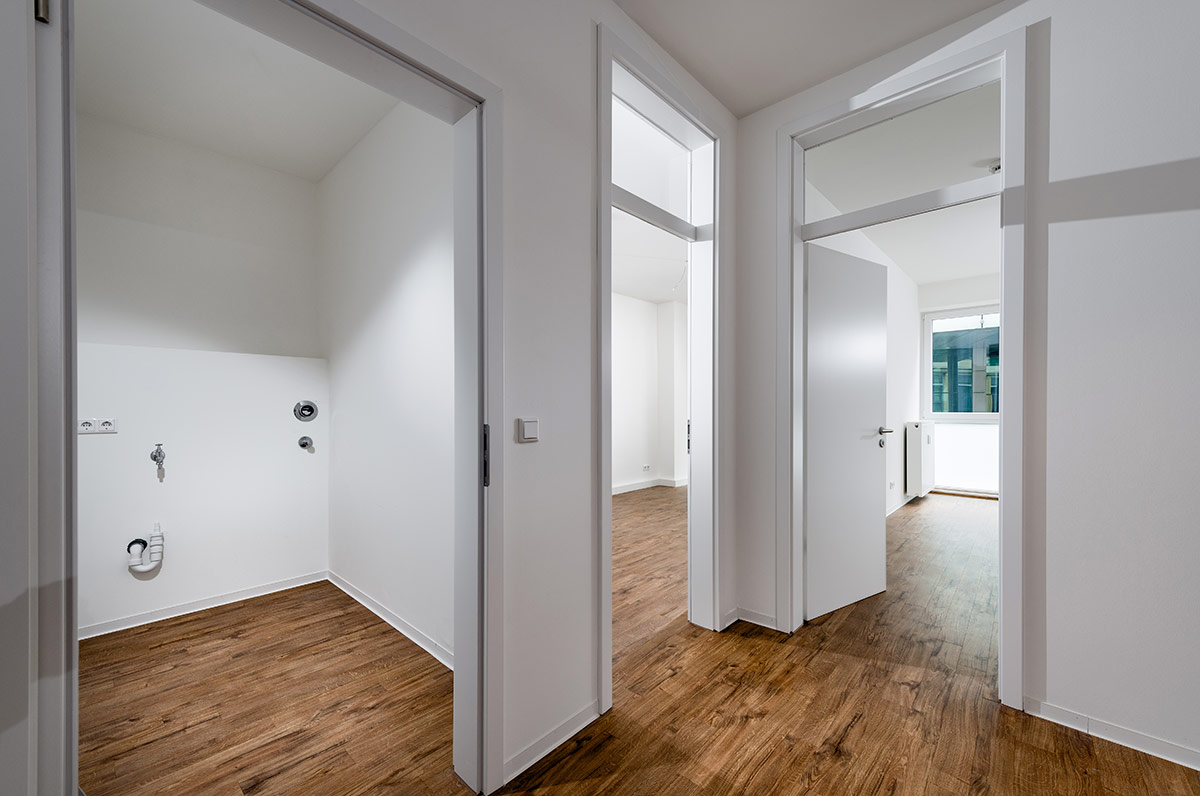 Leere Mietwohnung, Blick durch Türen