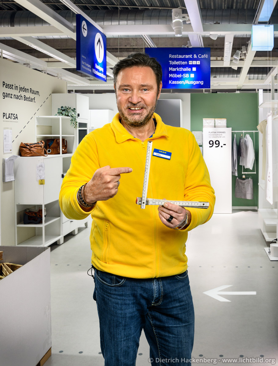 Fertige Bildmontage —Mitarbeiter bei Ikea Dort