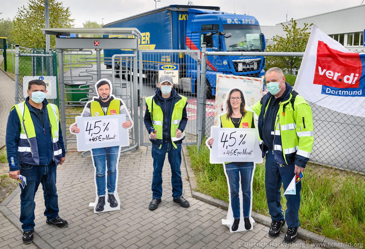 Aufsteller und Beschäftigte vor dem IKEA-Zentrallager