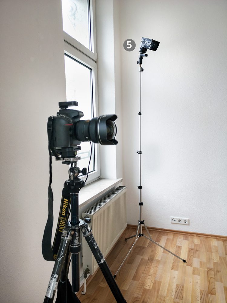 Blitz 5 aus Kamerarichtung hellt den Raum auf. Eine Black-Wrap-Blende sorgt für gebündeltes Licht und verhindert die Aufhellung von Wänden und Decke in der Nähe der Kamera. Effekt: Aufhellung nur in der Tiefe des Raumes.