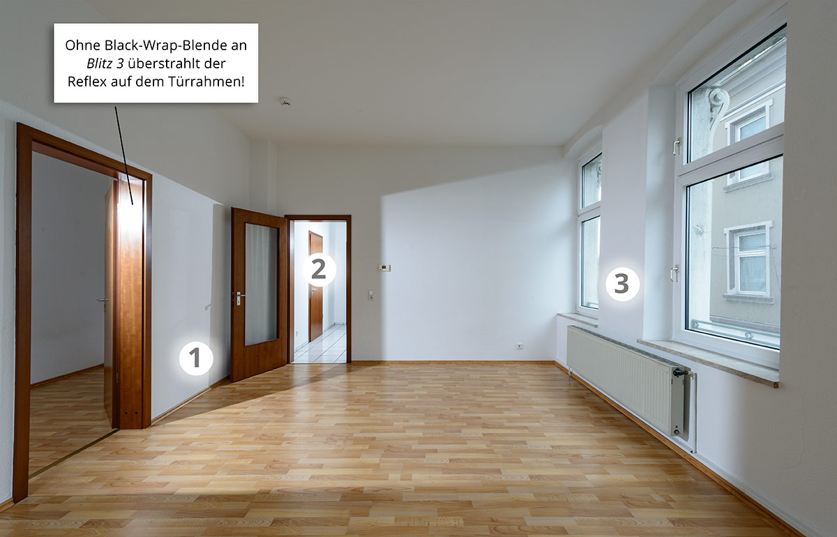 Drei Blitze sind grob in Position gebracht. Der Türrahmen an der Seite überstrahlt wegen der noch fehlenden  Black-Wrap-Blende an Blitz 3