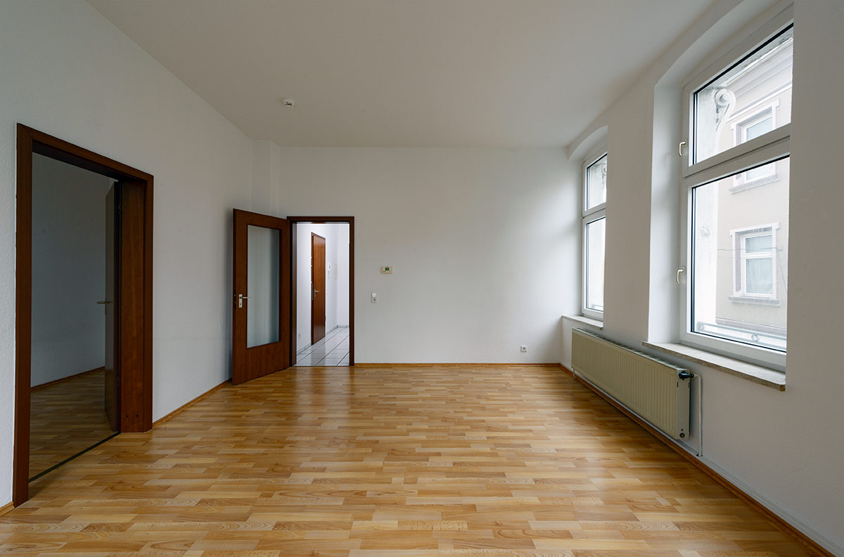 Grundbelichtung des Bildes auf das Licht der Fenster. Der Flur wird schon von einem Blitz aufgehellt.