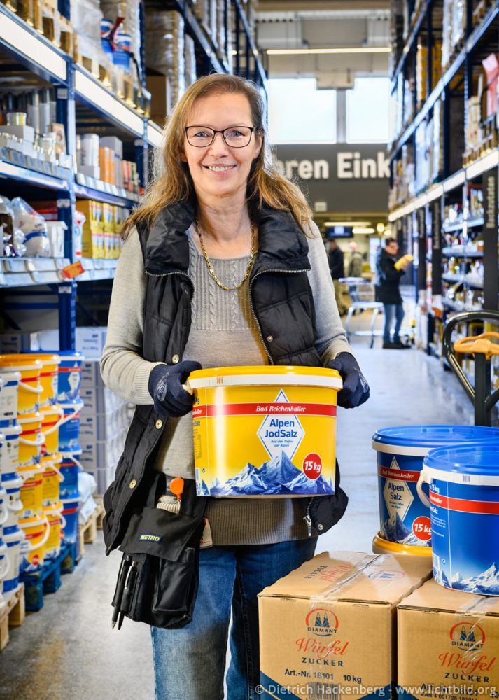 Mitarbeiterin beim Metro-Großhandel in Dortmund