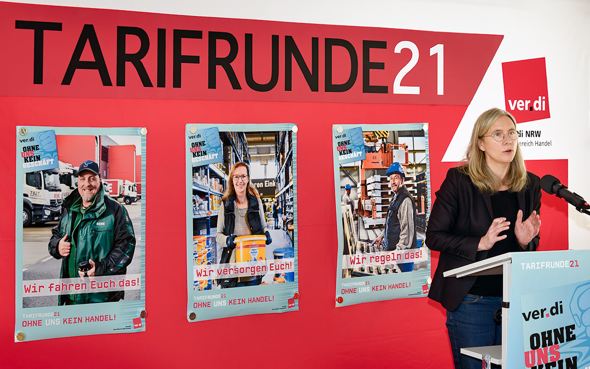 ver.di Handel NRW Vorsitzende Silke Zimmer stellt die Plakate für die Tarifrunde 2021 vor.