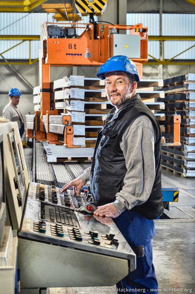 Am Bedienpult der Blechschneideanlage thyssenkrupp Schulte GmbH, Center Edelstahl, Dortmund