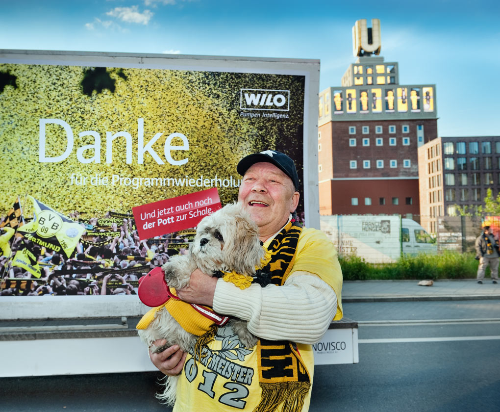 Mann mit Hund vor Dortmunder U
