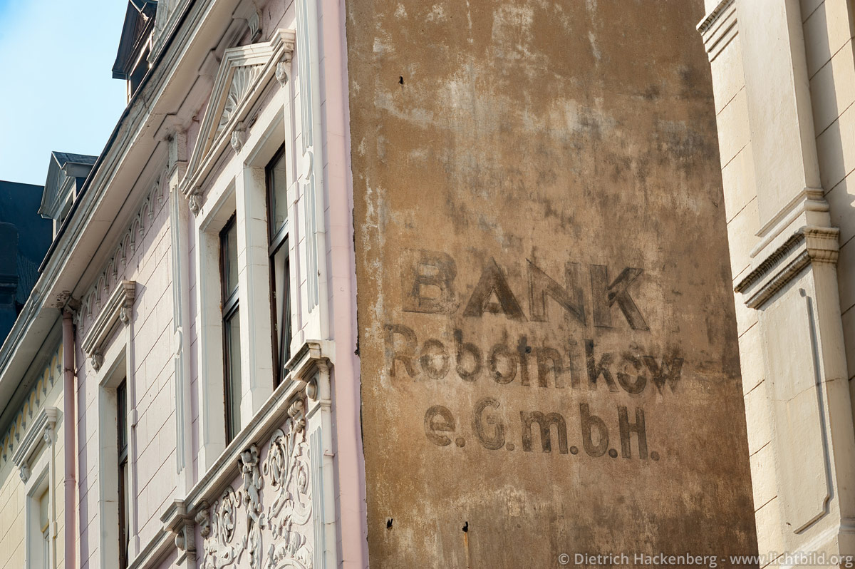 Bank Robotników
Am Kortländer 2, Bochum
Der verblichene Schriftzug Bank „Robotników eGmbH” erinnert an die Vergangenheit des Viertels als Zentrum polnischer Institutionen im Ruhrgebiet.