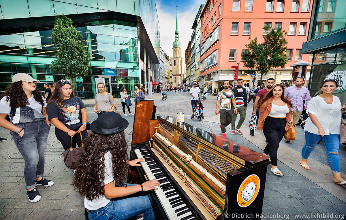 Klavierspielerin auf der Brückstraße