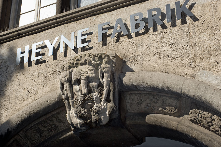 Heyne-Fabrik Offenbach, Schriftzug und Steinmetzarbeit