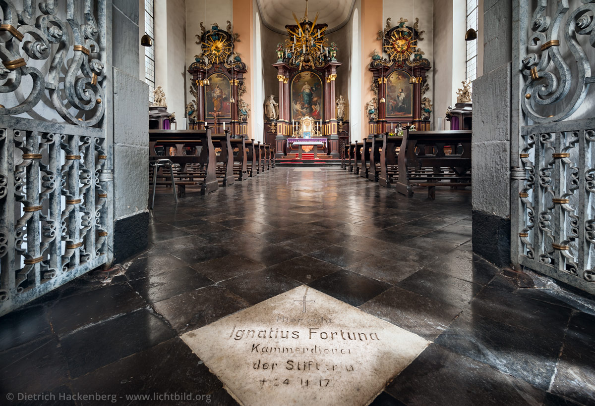 Grabmal und Bildnis des Ignatius Fortuna in der Waisenhauskapelle 
Essen-Steele. 
Der »Kammermohr« aus Südamerika war das Geschenk eines Kaufmanns an die Fürstäbtissin Franziska Christine von Pfalz-Sulzbach.