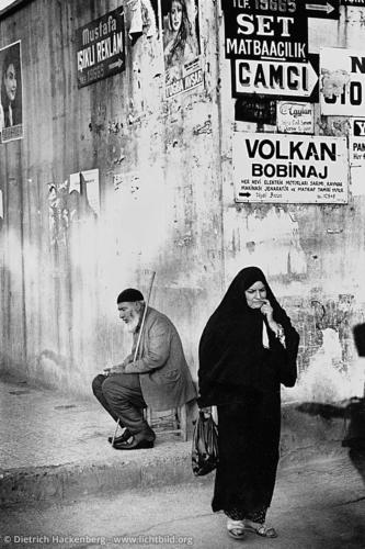 Bettler und Frau im Tschador - Diyarbakir, Türkei 1991- Foto © Dietrich Hackenberg