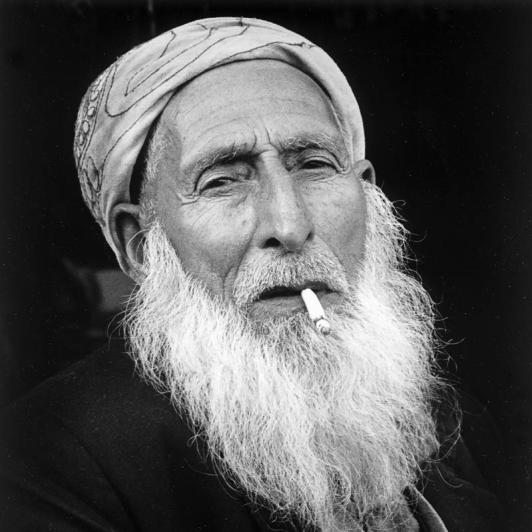 Ein rauchender Hadschi. Kurdischer Mekkapilger mit Turban. Diyarbakir, Türkei 1991 Foto © Dietrich Hackenberg