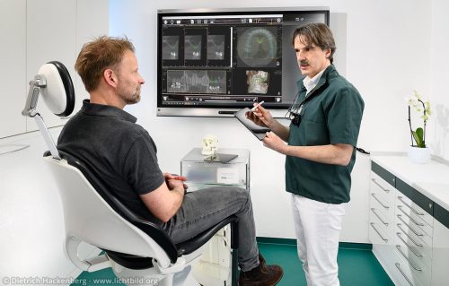 Patientenberatung am Smartboard. Zahnarzt und Fachzahnarzt Praxis Guntermann, Olpe