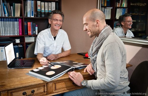 Eine Beratung im Büro des Zahnarztes