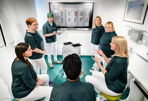 Teambesprechung am Smartboard: moderne Mitarbeiterkommunikation