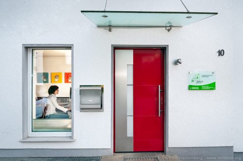 Eingang Praxis Zahnarzt Dr. Jülich, Bergneustadt.
