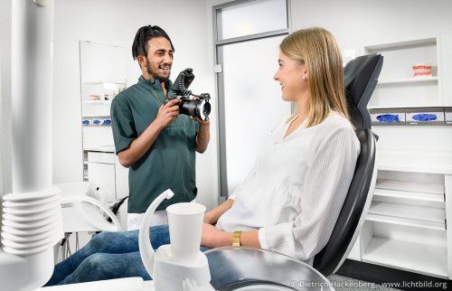 Dokumentation der Zahnsituation mit dem Fotoapparat.