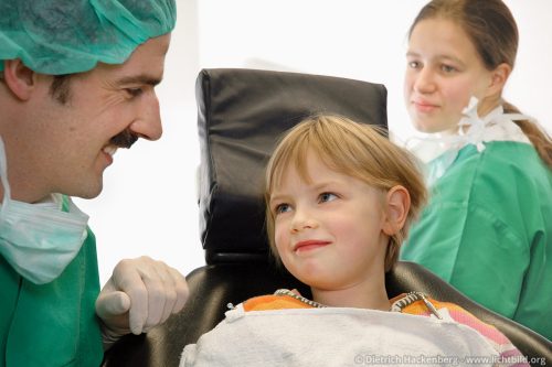 Zahnarzt mit einem Kind als Patient.