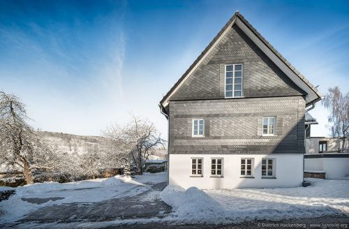 Giebel und verschneite Höhen - Ferienhaus Fachwerkhaus Eiben, Benolpe