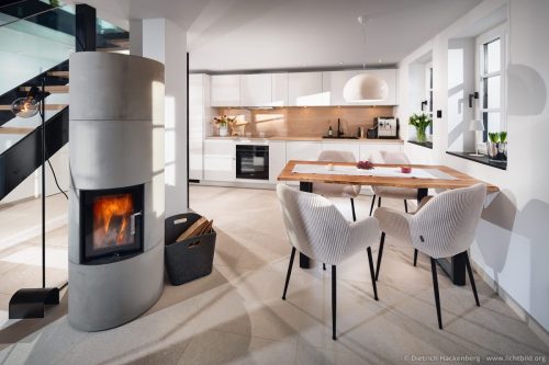 Esstisch und Kaminofen - Ferienhaus Fachwerkhaus Eiben, Benolpe