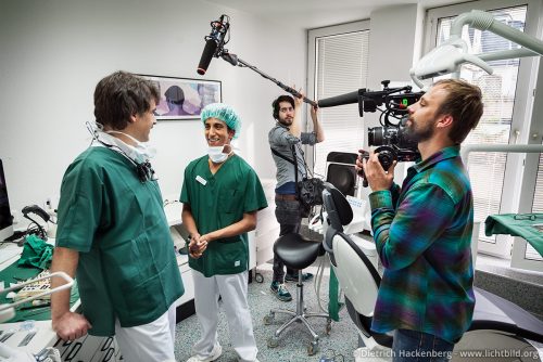 Zahnarztpraxis Peter Guntermann Olpe - Filmteam macht Aufnahmen des Auszubildenden Noel.
