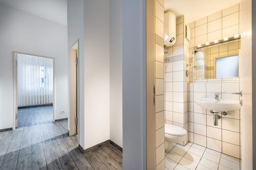 Flur und Toilette