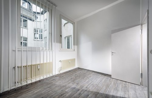 Zimmer mit Lamellenvorhängen