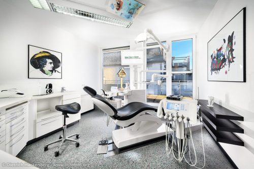 Behandlungszimmer mit Balkonblick - Zahnarzt und Fachzahnarzt Praxis Guntermann, Olpe
