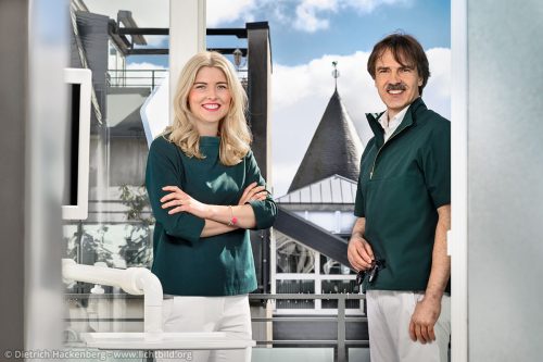Leona und Peter Guntermann mit Blick auf den Hexenturm - Zahnarzt und Fachzahnarzt Praxis Guntermann, Olpe