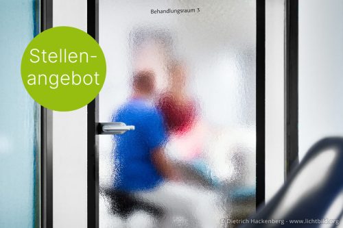 Blick durch die geschlossene Glastür