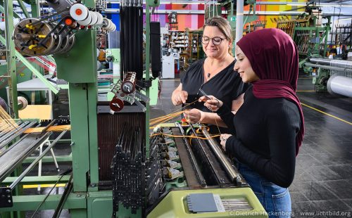 An der Webmaschine — Qualifizierungszentrum Textil, „Werkstattjahr“ im Wichernhaus Wuppertal
