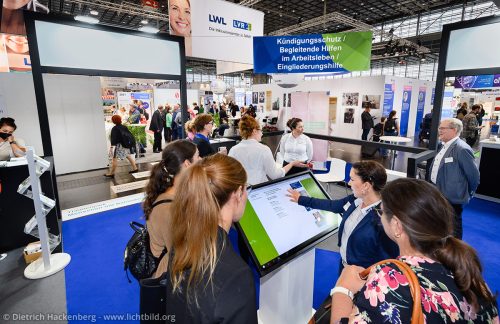 LWL und LVR feiern 102 Jahre Schwerbehindertenvertretung auf der Rehacare in Düsseldorf.