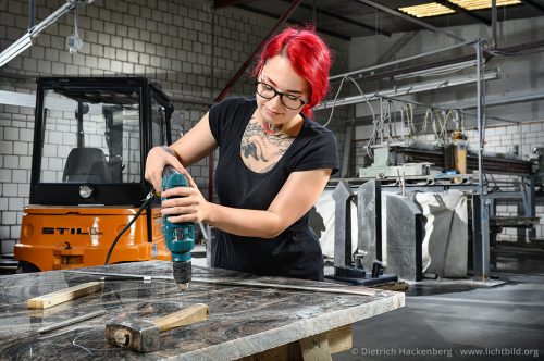 Auszubildende zur Steinmetzin beim Bohren der Dübellöcher für die Grabsteinbeschriftung — ESF Ausbildungsprogramm bei„Grabmahle Rüttershoff“ in Castrop-Rauxel