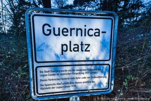 „Gernika-Platz” - Spanische Allee/ Ecke Breisgauer Straße, 14129 Berlin-Zehlendorf - Die Stadt Guernica wurde von der deutschen Flugstaffel der Legion Condor im spanischen Bürgerkrieg 1937 zerstört. Dieses Verbrechen forderte viele Opfer unter der Zivilbevölkerung. Die Spanische Allee erhielt ihren Namen anläßlich der Rückkehr der Legion Condor 1939. 1998 wurde in der Nähe der „Gernika-Platz” eingeweiht, um der Bombardierung der baskischen Stadt durch die deutsche Fliegerstaffel mahnend zu gedenken. © Foto Dietrich Hackenberg