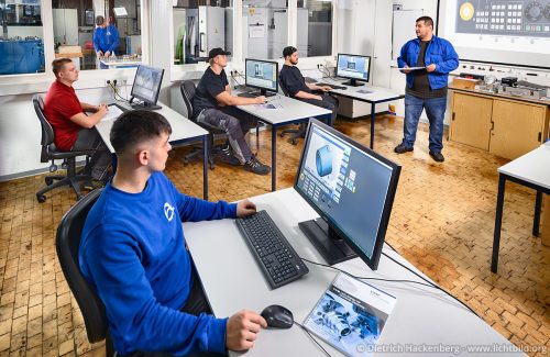 Unterricht an Computersimulationen von CNC-Programmen verschiedener Steuerungen — Steinmüller Bildungszentrum in Gummersbach