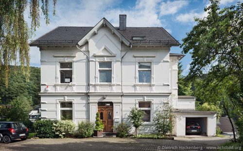 Wenn die Praxis in einem schönen Gebäude residiert, darf eine Ansicht davon nicht fehlen.