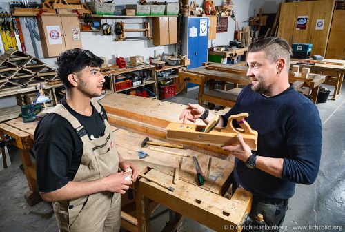 In der Holzwerkstatt erklärt der Arbeitspädagoge die Funktion des Raubank Hobels — „Werkstattjahr“ im Wichernhaus Wuppertal