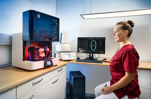 Totalprothese im Artikulator wird gescannt. Zahnarzt Dr. Jülich, Bergneustadt